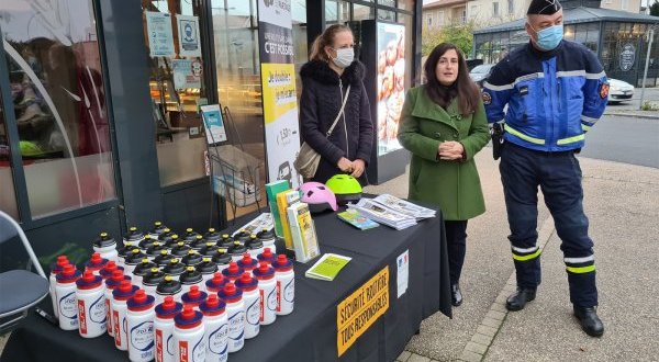 Sécurité routière : dans la Vienne, la prévention passe par la baguette de pain et l’équipe cycliste FDJ Futuroscope