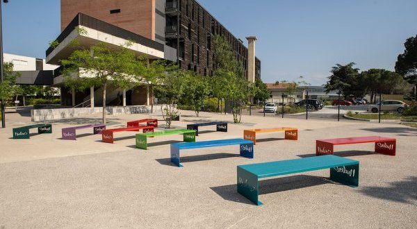 Poésie urbaine avec les bancs participatifs Naëlou