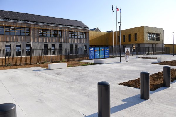 Deux collèges neufs, isolés en paille, inaugurés dans le Loiret